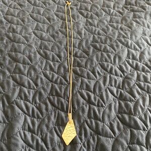 Elegant Gold Kendra Scott Pendant Necklace